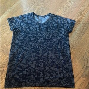 - Lululemon swiftly tech short sleeve shirt 2.0